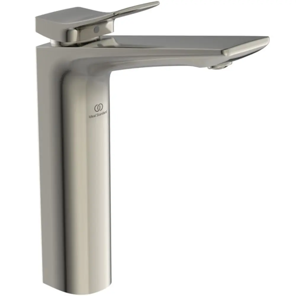 Moderne armatur von Ideal Standard mit hohem, geraden Auslauf und leicht zu bedienendem Hebel. Oberfläche in Silber.